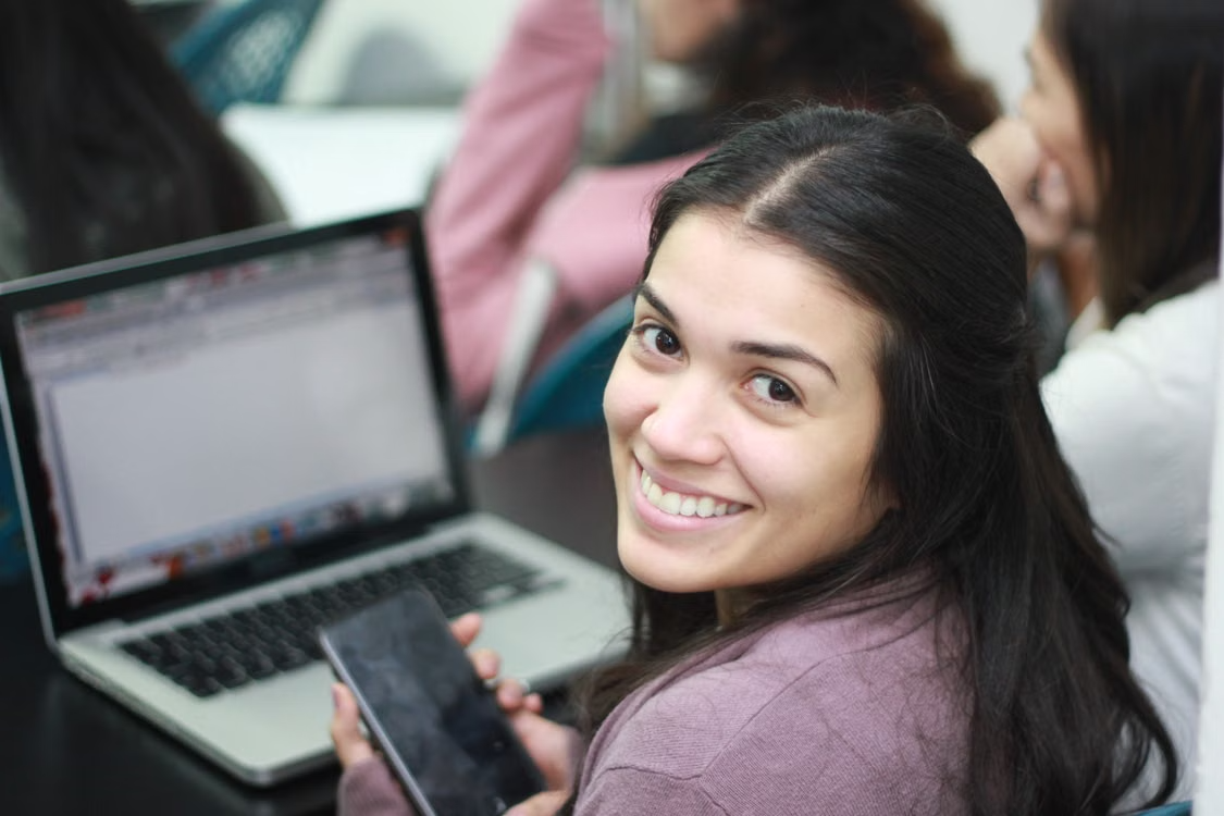 Celulares, laptops y tablets: ¿qué tecnología necesitan realmente los estudiantes mexicanos en 2026?