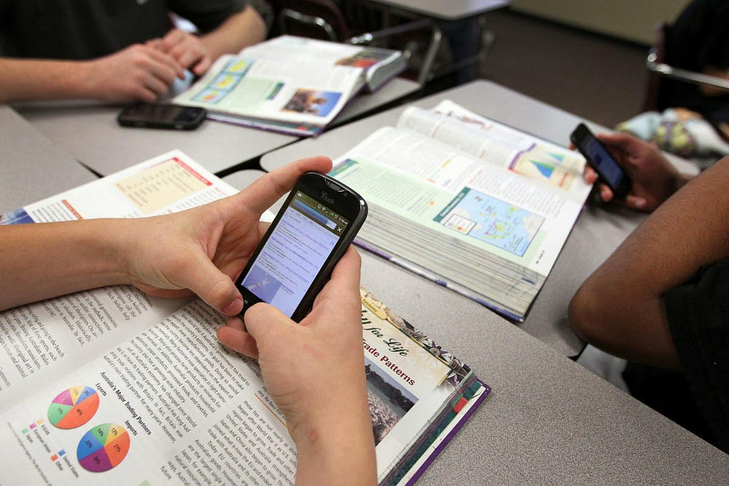 La UNAM analiza el uso de celulares e inteligencia artificial dentro de las aulas